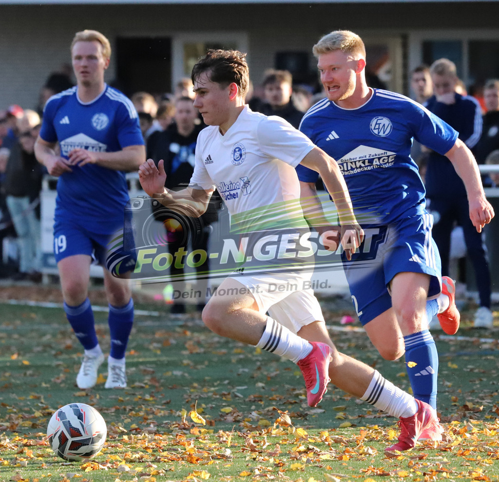 TuS Bruchmühlen - SV Enger-Westerenger | Auf dem Bild zu sehen: weiß TuS Bruchmühlen: Luis Manthey ; blau SV Enger-Westerenger: Kieren ForwardTuS Bruchmühlen, SV Enger-Westerenger, Saison 25/26, Kreisliga A, Bruchmühlen, Deutschland - Realisiert mit Pictrs.com