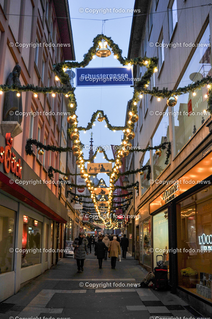 Deutschland_ Bayern_ Wuerzburg_ 13.12.2024-19 | 12.06.2024, Deutschland, GER, Bayern, Wuerzburg im Bild Stadtansichten, Weihnachtlich, Beleuchtung, Lichter, Einkaufsstrasse, Menschen, kreisfreie Stadt in Bayern, Bezirk Unterfranken