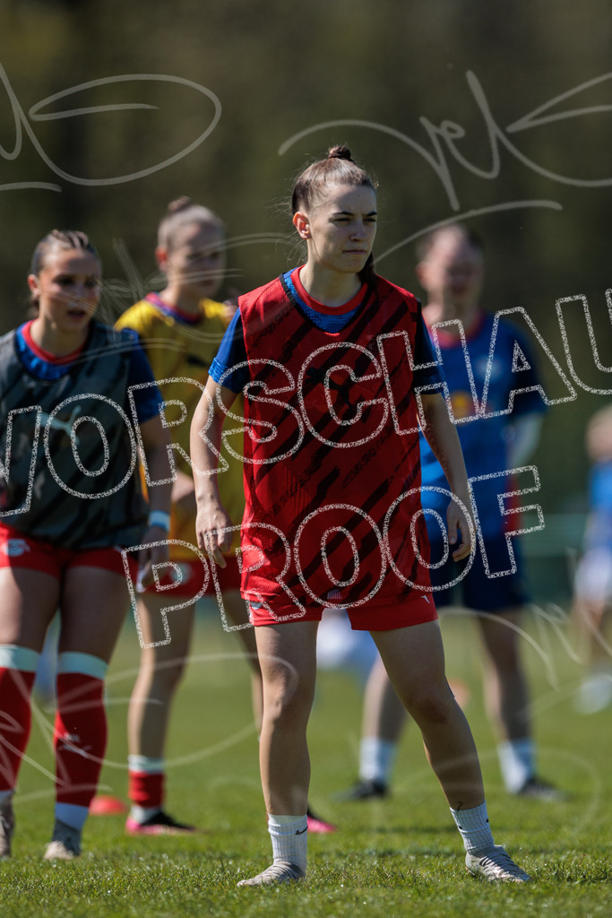 Gipfeltreffen der Frauen: Finale um den Sachsenlotto Landespokal 2026 | Am 1. Mai 2026 trafen im Endspiel des Sachsenlotto Landespokals die Frauen des Chemnitzer FC und die zweite Mannschaft von RasenBallsport Leipzig aufeinander. Vor stimmungsvoller Kulisse kämpften beide Teams ab 15:00 Uhr um die begehrte Trophäe des sächsischen Fußballs. Diese Galerie zeigt die Highlights, packende Zweikämpfe und die emotionalsten Momente des Finaltags. - Realisiert mit Pictrs.com