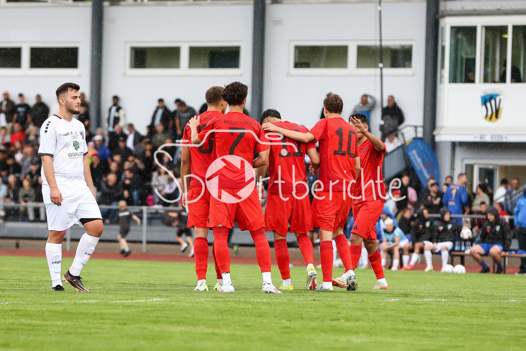 SSV Dillingen - FC Bayern Amateure | Die Bayern jubeln ueber einen Treffer beim Testspielerfolg in Dillingen