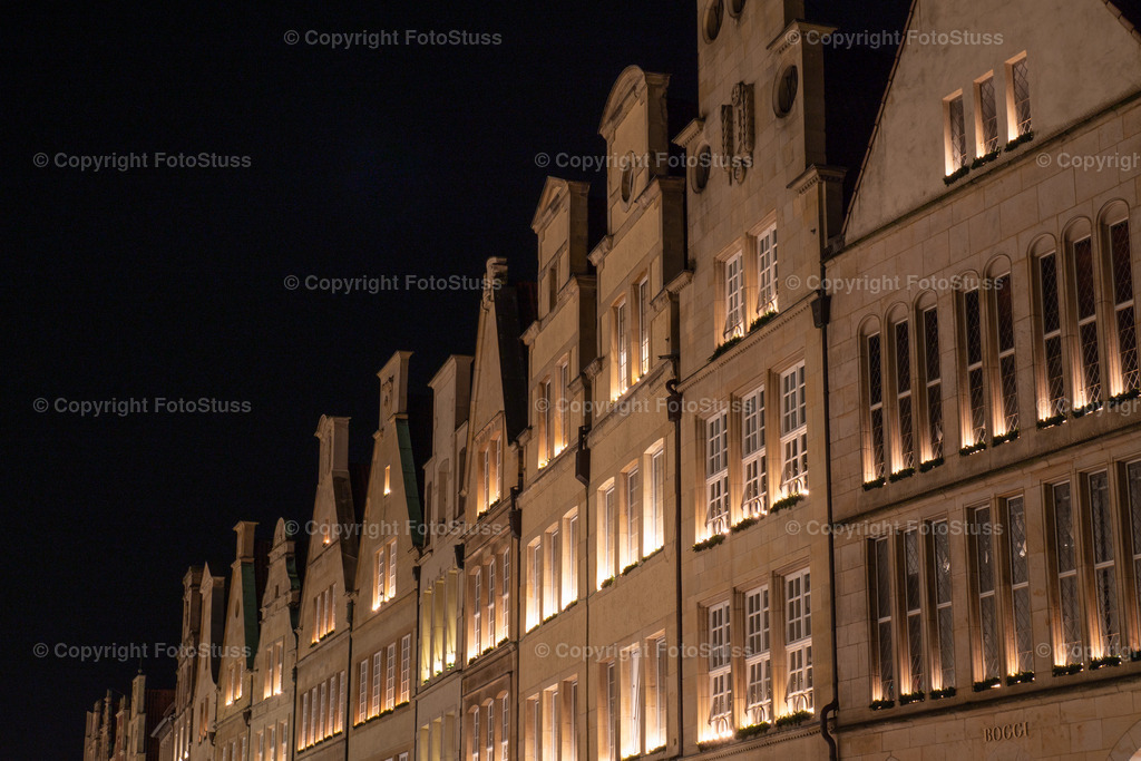 Detailaufnahme Prinzipalmarkt Münster | Die aufgereihten Gebäude am Prinzipalmarkt in Münster als Detailaufnahme bei Nacht - Realisiert mit Pictrs.com