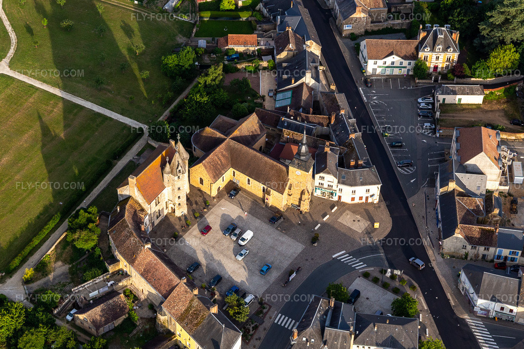 Aerial view: Château de Bouloire in Bouloire in the state Sarthe, France. – Photo: IMG_132432.jpg taken on 06/14/2022 by Werner Riehm/FLY-FOTO.com – Resolution of the original: 4446 x 2964 px