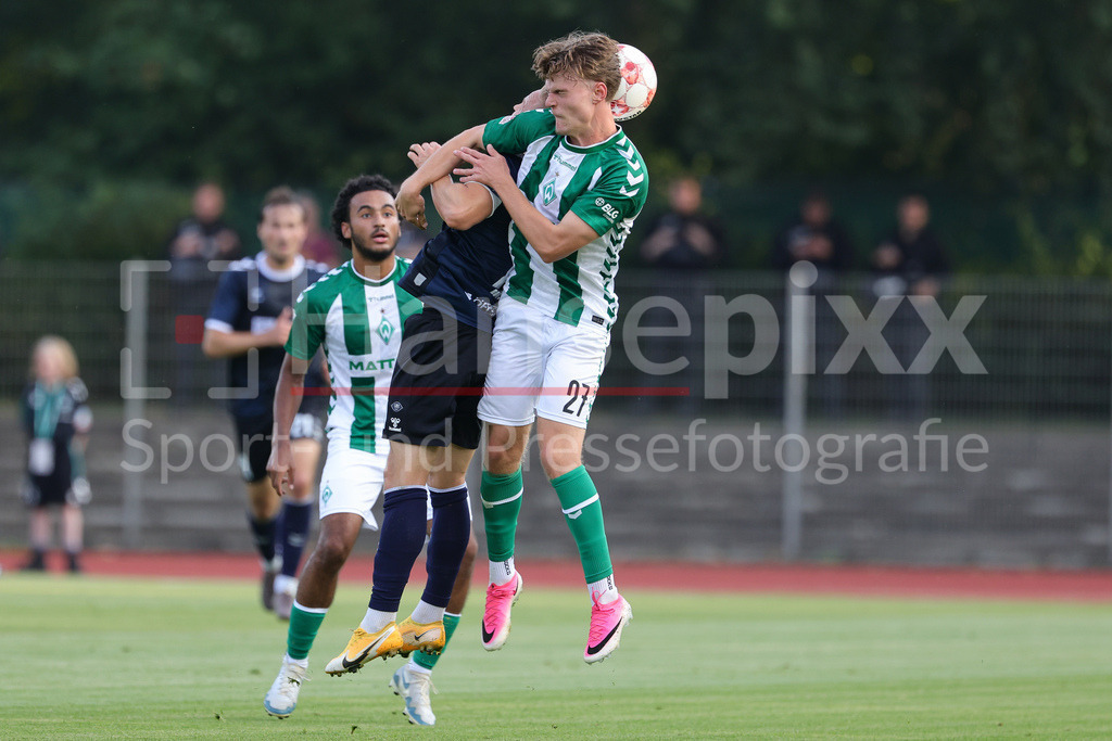 Fussball, Regionalliga Nord, SV Werder Bremen II - VfB Oldenburg | v.li.: Kai Pröger (VfB Oldenburg, 11) und Jannes Ossadnik (SV Werder Bremen II, 27) im Kopfballduell, Kopfball, Zweikampf, Action, Aktion, Spielszene
