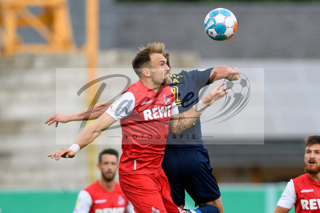 JENKOE20210808_138 | Fussball, Herren: Rafael Czichos (1. FC Koeln) und Maximilian Oesterhelweg (FC Carl Zeiss Jena) im Zweikampf beim Spiel der 1. Runde im DFB-Pokal zwischen FC Carl Zeiss Jena und 1. FC Koeln im Ernst-Abbe-Sportfeld am 08.08.2021 in Jena, Deutschland.DFB / DFL REGULATIONS PROHIBIT ANY USE OF PHOTOGRAPHS AS IMAGE SEQUENCES AND/OR QUASI-VIDEO. - Realisiert mit Pictrs.com