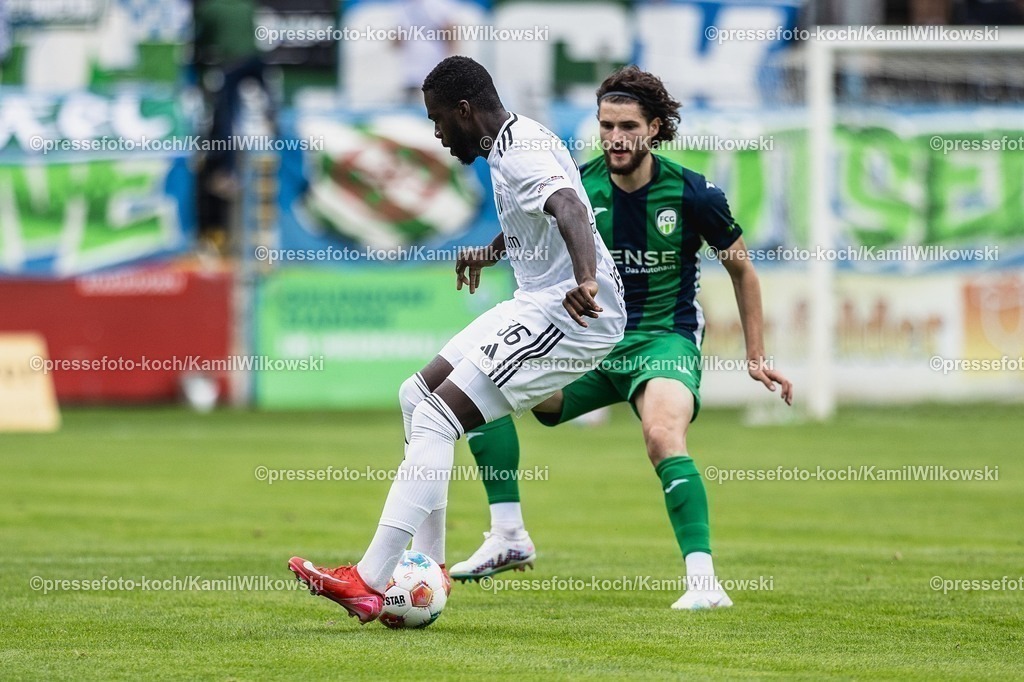 xKWI02082501031 | 02.08.2025, xkwix, Fußball, Regionalliga West, FC Gütersloh - 1. FC Bocholt, Ohlendorf Stadion im Heidewald:  Arnold Budimbu (1.FC Bocholt #20) im Zweikampf gegen Justus Henke ( FC Gütersloh #23 )