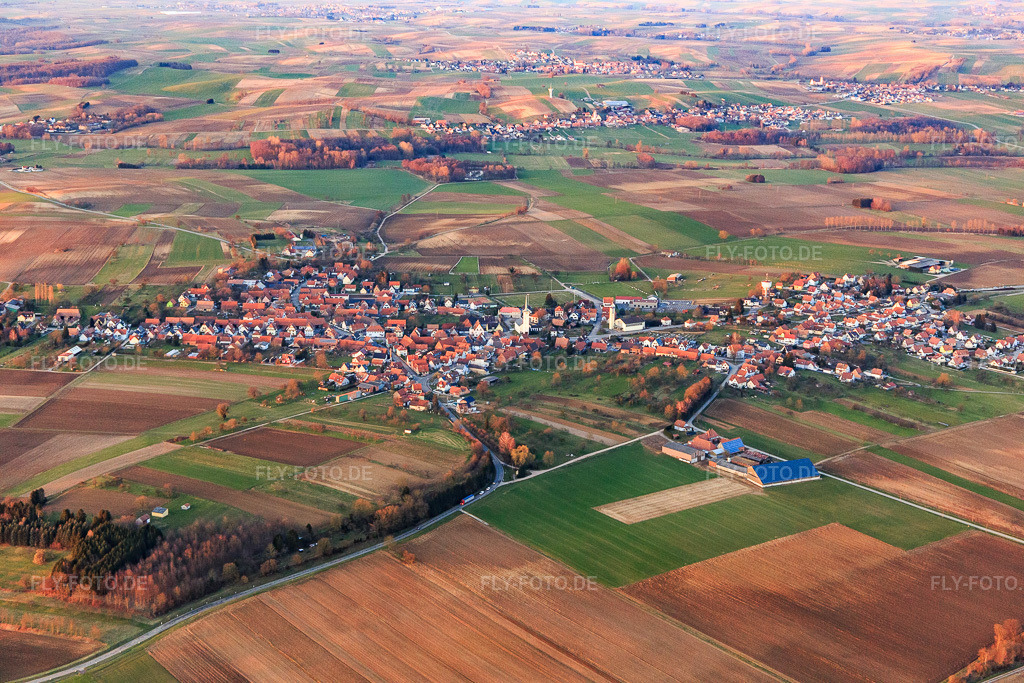 Luftbild: Dorfübersicht aus Norden in Hatten im Bundesland Bas-Rhin in Frankreich. – Foto: IMG_105013.jpg vom 21.03.2018 durch Werner Riehm/FLY-FOTO.de – Auflösung des Originals: 5472 x 3648 px