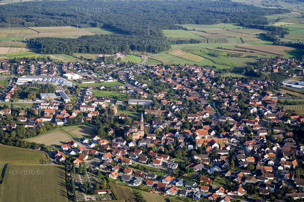 Luftbild: Kirchengebäude im Dorfkern im Ortsteil Rheinbischofsheim in Rheinau im Bundesland Baden-Württemberg in Deutschland. Foto: IMG_8152.jpg vom 15.09.2007 durch Werner Riehm/FLY-FOTO.de