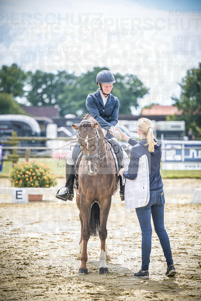 DOS_9894 | Entdecke hochwertige Reitturnierfotos von Foto Oger. Professionell, emotional und authentisch – jetzt Lieblingsmomente im Shop bestellen.Deutschlandweite Turnierfotografie. - Realisiert mit Pictrs.com