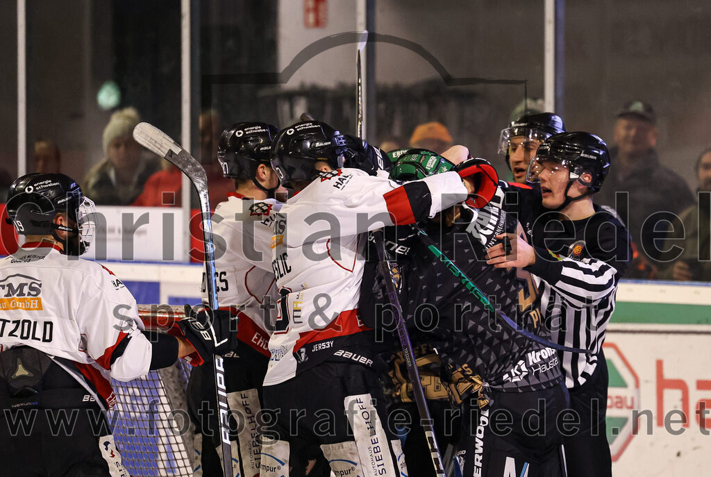 2024-03-08_077_TSV_Erding_gegen_EHC_Koenigsbrunn | Erding, Deutschland, 08.03.2024:
Eishockey, Bayernliga Playoffs 2023 / 2024, 1. Spieltag, TSV Erding gegen EHC Königsbrunn, Endergebnis: 3:0

Simon Beslic (EHC Königsbrunn, #3), Thomas Plihal (Erding Gladiators, #39)

Foto: Christian Riedel / fotografie-riedel.net