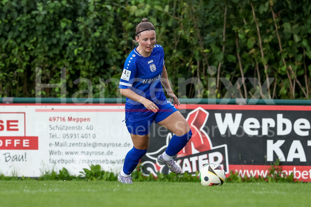Fussball, Testspiel Frauen, SV Meppen - SpVg Aurich | Ayleen Seyen (SV Meppen, 13) am Ball, Freisteller, Einzelbild, Ganzkörper, Aktion, Action, Spielszene