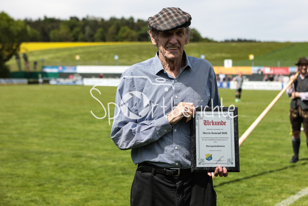 FC Pipinsried - SV Wacker Burghausen | Pipinsried Vereinslegende Konrad HOESS wird in der Halbzeit zum Ehrenpraesidenten ernannt / Ehrung / Einzelfoto / Freisteller / Urkunde