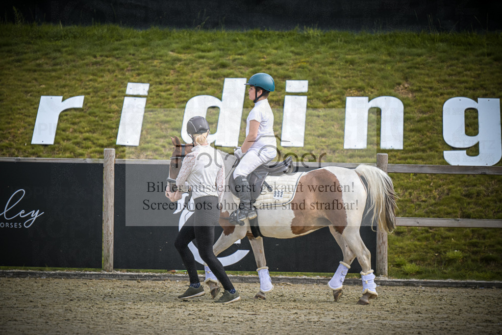 DOS_0184 | Entdecke hochwertige Reitturnierfotos von Foto Oger. Professionell, emotional und authentisch – jetzt Lieblingsmomente im Shop bestellen.Deutschlandweite Turnierfotografie. - Realisiert mit Pictrs.com