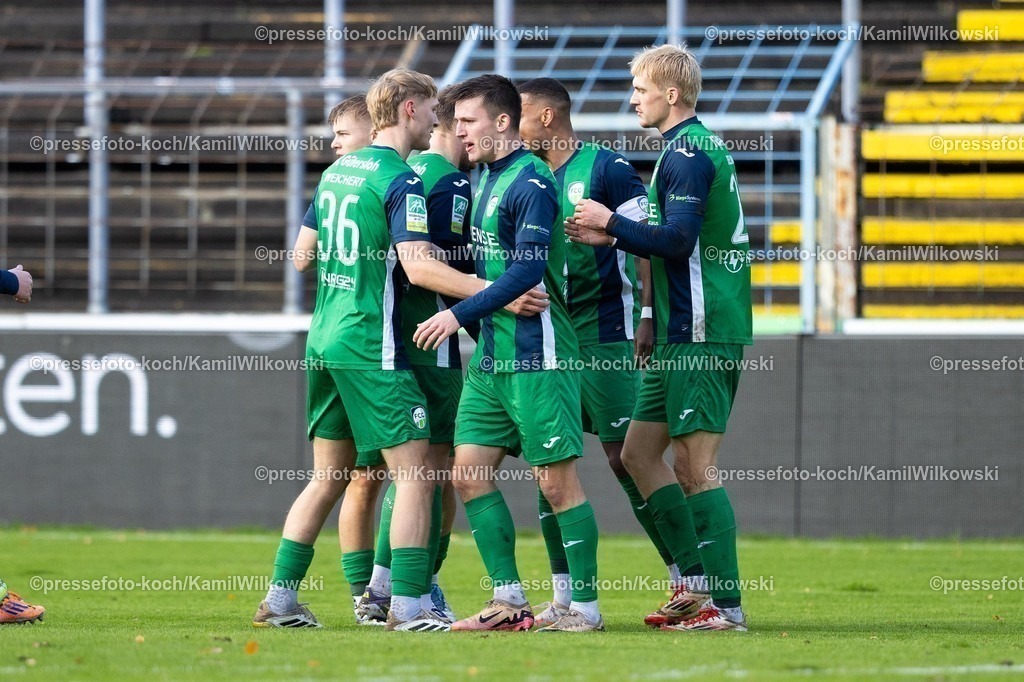 xKWIx26102501015 | 26.10.2025, xkwix, Fußball, Regionalliga West, FC Gütersloh - Sportfreunde Siegen, Ohlendorf Stadion im Heidewald: Torjubel nach dem Tor zum 2:1 durch Aleksandar Kandic (FC Gütersloh #27) 