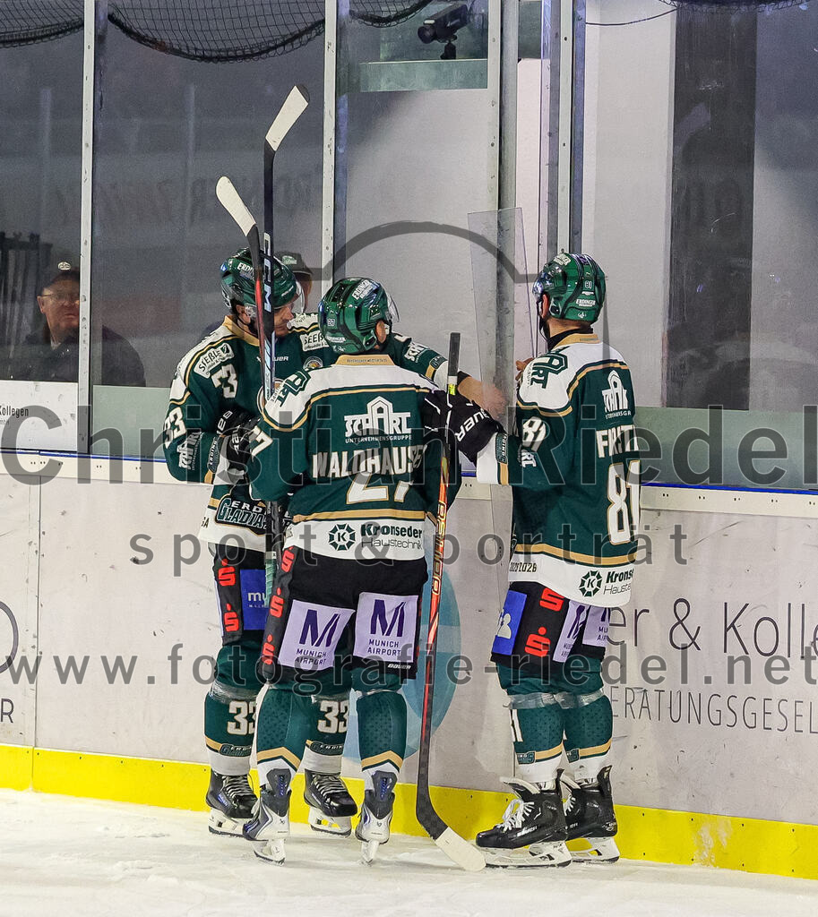 2025-11-16_156_TSV_Erding_gegen_Selber_Woelfe | Erding, Deutschland, 16.11.2025:Eishockey, Oberliga Süd 2025 / 2026, 17. Spieltag, TSV Erding gegen Selber Wölfe, Endergebnis: 3:1Marc Schmidpeter (Erding Gladiators, #33), Mark Waldhausen (Erding Gladiators, #27), Maximilian Forster (Erding Gladiators, #81)Foto: Christian Riedel / fotografie-riedel.net