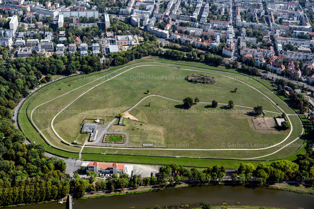 4041414 | LEIPZIG 15.09.2020 Rennstrecke der Rennbahn - Trabrennbahn " Rennbahn Scheibenholz " im Ortsteil Südvorstadt in Leipzig im Bundesland Sachsen, Deutschland. Weiterführende Informationen bei: Scheibenholz GmbH&amp; Co. KG. // Racetrack racecourse - trotting " Rennbahn Scheibenholz " in the district Suedvorstadt in Leipzig in the state Saxony, Germany. Further information at: Scheibenholz GmbH&amp; Co. KG. Foto: Gerhard Launer