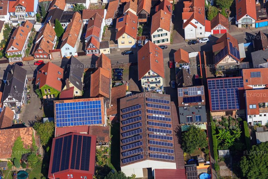 Luftbild: Scheuern mit PV-Dächern an der Rheinstr in Kandel im Bundesland Rheinland-Pfalz in Deutschland. Foto: IMG_094998.jpg vom 24.09.2016 durch Werner Riehm/FLY-FOTO.de