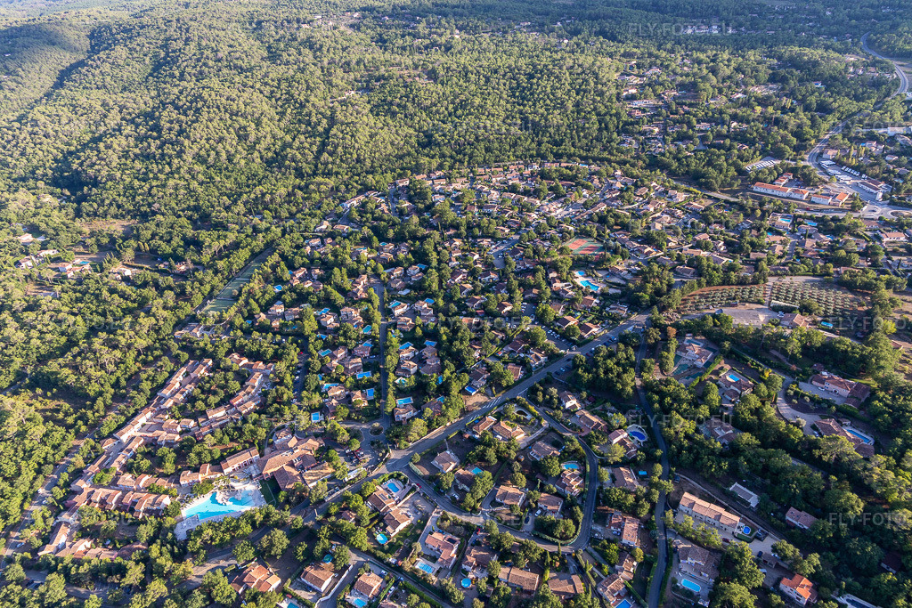 Vue aérienne: Hôtel Domaine de Fayence à Fayence dans le département Var, France. Photo: IMG_129422.jpg prise le 18/09/2021 par Werner Riehm/FLY-FOTO.eu – Résolution de l'original: 5472 x 3648 px