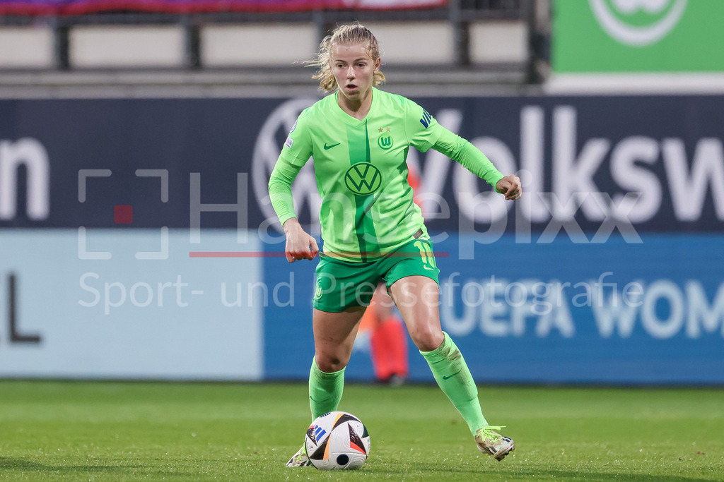 Fussball, UEFA Womens Champions League, VfL Wolfsburg - AC Florenz | v.li.: Justine Kielland (VfL Wolfsburg, 18) am Ball, Freisteller, Einzelbild, Ganzkörper, Aktion, Action, Spielszene