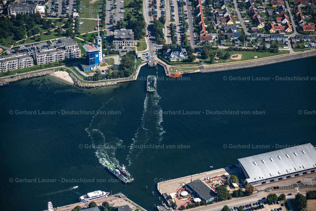 4061949 | HOHE DüNE 08.09.2021 Fahrt eines Auto- Fähr- Schiffes auf der Warnow zwischen Warnemünde und Hohe Düne an der Ostseeküste im Bundesland Mecklenburg-Vorpommern, Deutschland. Weiterführende Informationen bei: Weiße Flotte GmbH. // Driving a car ferry ship on the Warnow between Warnemuende and Hohe Duene on the Baltic Sea coast in the state of Mecklenburg-West Pomerania, Germany. Further information at: Weisse Flotte GmbH. Foto: Gerhard Launer