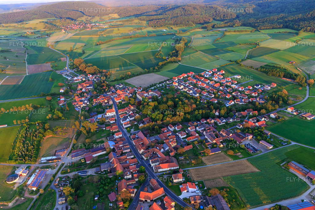 Luftbild: Ortsansicht mit Schloss Oberschwappach aus Westen im Ortsteil Oberschwappach in Knetzgau im Bundesland Bayern in Deutschland. – Foto: IMG_100483.jpg vom 27.05.2017 durch Werner Riehm/FLY-FOTO.de – Auflösung des Originals: 5472 x 3648 px – Schloss Oberschwappach