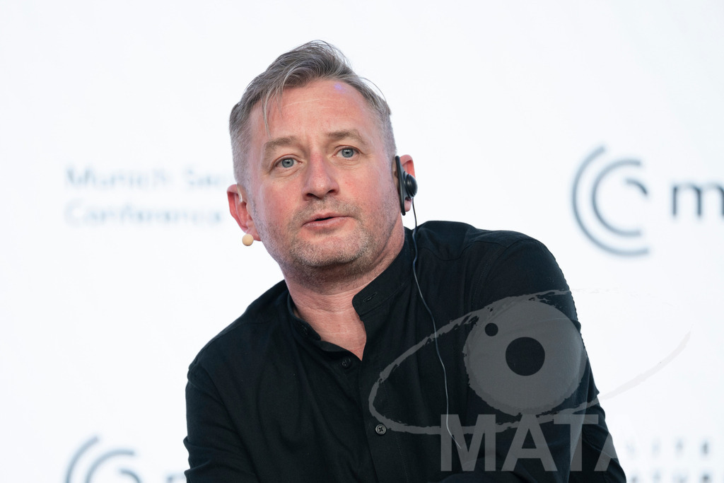 _DWA2916 | Die MSC Security and Literature Series der Münchner Sicherheitskonferenz wird von der ZEIT mitveranstaltet und vom Literaturhaus München unterstützt. Am Donnerstag, 12. Februar (19-20 Uhr), spricht Autor Serhiy Zhadan aus Charkiw mit Chrystia Freeland, Sonderbeauftragte für den Wiederaufbau der Ukraine und ehemalige stellvertretende Premierministerin Kanadas, über die Zukunft der Ukraine - Realisiert mit Pictrs.com