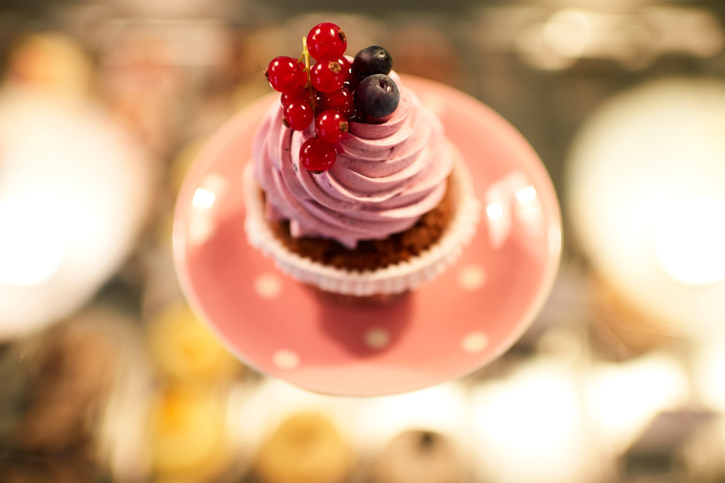 Cup Cakes-Wien | Wien, Austria - October 02, 2017: Cup Cake, Cup Cake  aus Buchweizen mit Waldbeercreme. - Realisiert mit Pictrs.com