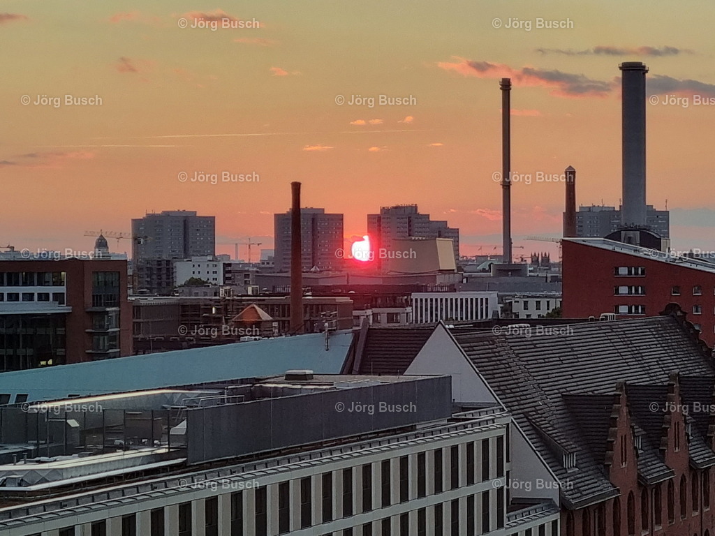 Untergehende Sonne zw. Schornsteinen_weit | Dieser Shop bietet Fotos und Videos aus den Bereichen Fallschirmspringen, Landschaft und Luftbild - Realizzato con Pictrs.com