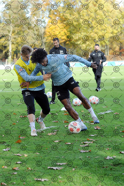 RGE_7938b | Hertha BSC, 2.Bundesliga, Herren, Saison 2025/26, Training, im Bild von li. Julian Eitschberger ( Hertha BSC ), Jeremy Dudziak ( Hertha BSC ),  Fotograf:    Ralf Gebhardt,  - Realisiert mit Pictrs.com