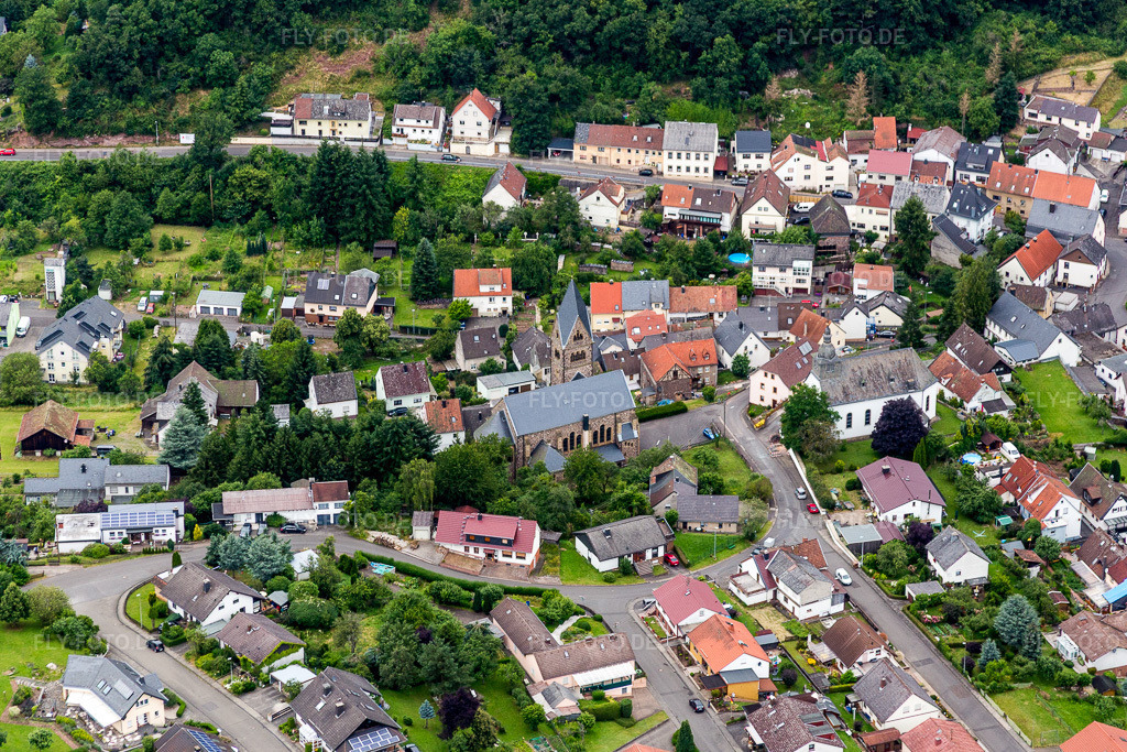 Luftbild: Kirchengebäude im Dorfkern im Ortsteil Kirchenbollenbach in Idar-Oberstein im Bundesland Rheinland-Pfalz in Deutschland. Foto: IMG_092018.jpg vom 16.07.2016 durch Werner Riehm/FLY-FOTO.de
