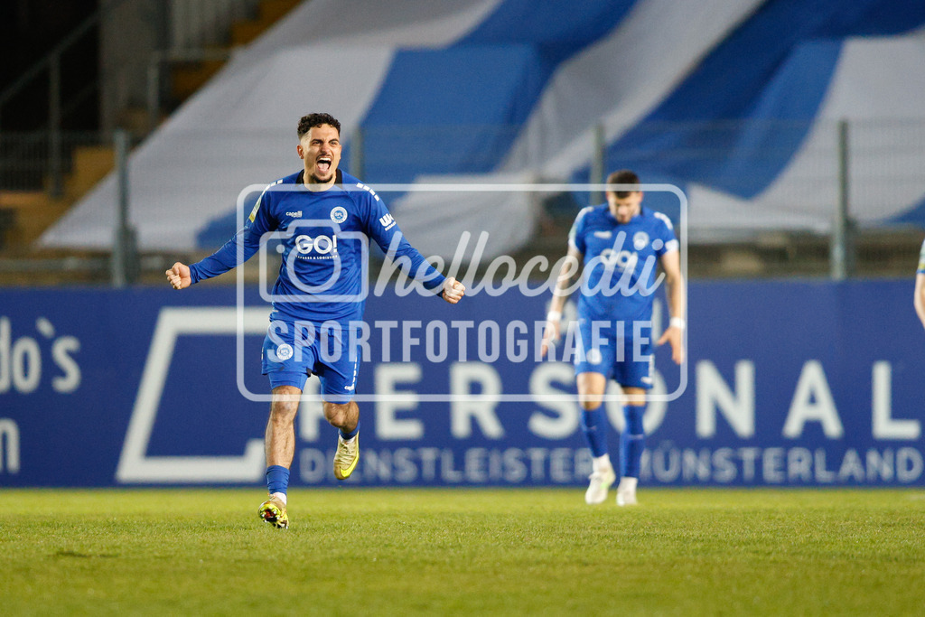 Fußball I Herren I Saison 2025-2026 I Krombacher Westfalenpokal I VfL Sportfreunde Lotte - FC Gütersloh-58 | Denis Milic (22, Sportfreunde Lotte) freut sich nach dem Abpfiff über den Sieg. - Realisiert mit Pictrs.com