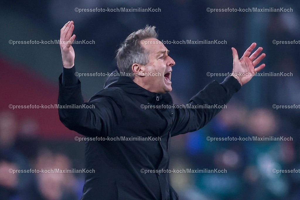 BMG07022601085 | 07.02.2026, Fußball, Borussia Mönchengladbach - Bayer 04 Leverkusen, 1. Fußball Bundesliga, 21.Spieltag, Borussia-Park, Saison 2025 2026: Head Coach Kasper Hjulmand (Bayer04 Leverkusen #hc)  gestikulierend am Spielfeldrand  DFB regulations prohibit any use of photographs as image sequences and or quasi-video.