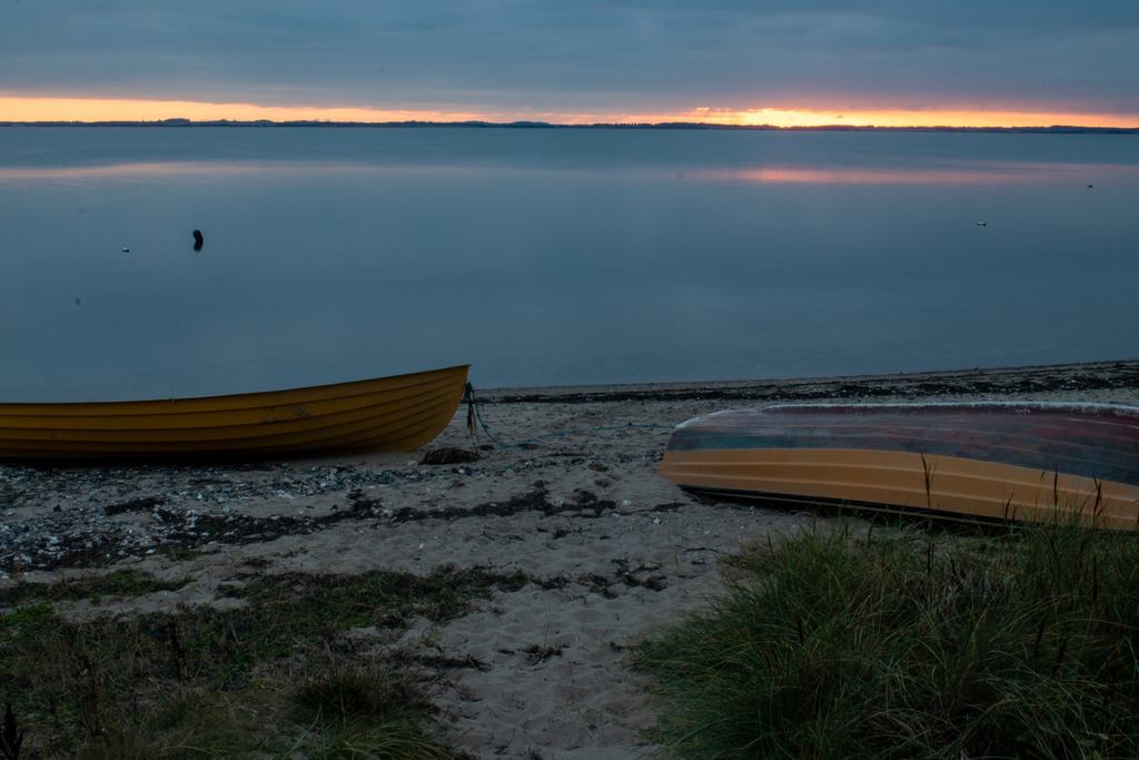 Kleine Boote am Strand | Landschaftsbilder-MV - Realisiert mit Pictrs.com