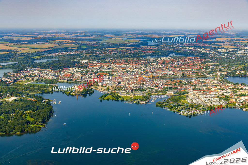 Luftaufnahme Schweriner Altstadt Schwerin - Die Luftaufnahme wurde 2025 vom UL-Flugzeug heraus erstellt ( ohne Drohne ) - Hochauflösende Luftaufnahme - für professionelle Ausdrucke geeignet. Die Geschenkidee !Mit Lizenz und Bildrechte bestellbar