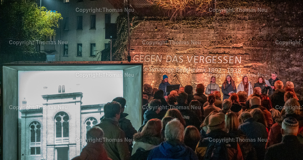 Gedenkfeier_Pogromnacht_2925-30 | bbe, Bensheim, LFS und Bendheimplatz,,von links: Theresia Helbling, Luana Wenz, Maja Pöhlmann, Marie Steigleder, Louise Grimm, Rolf Schneider,  Bild: Thomas Neu