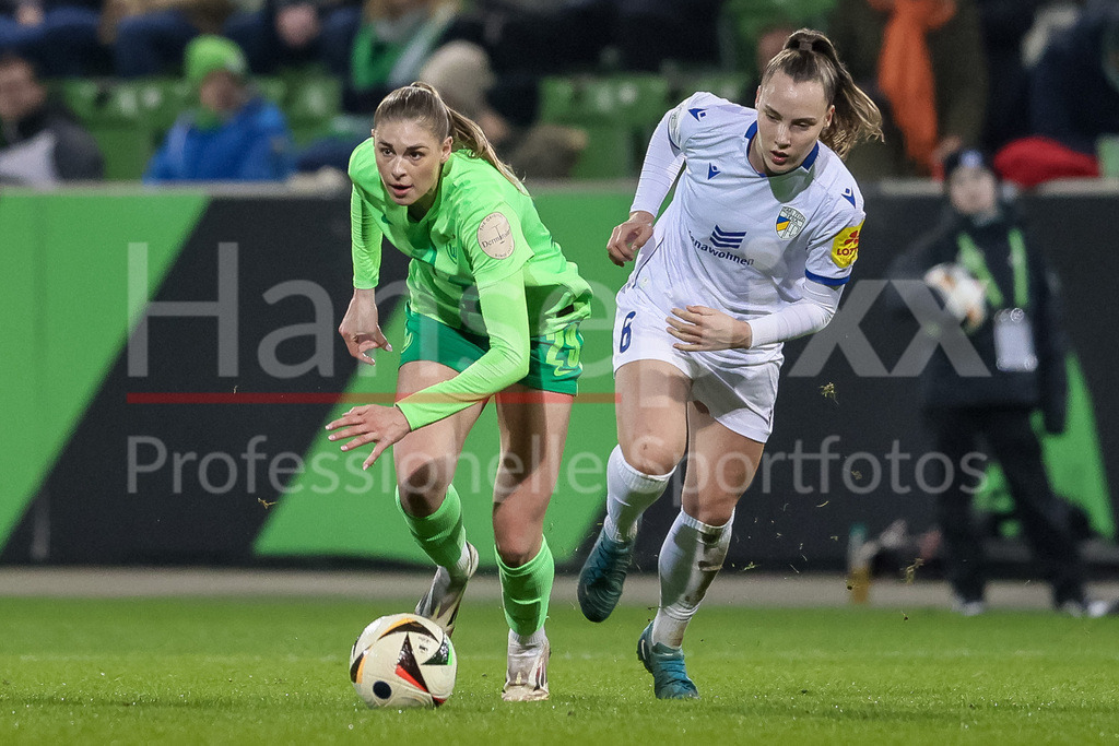 Fussball, Google Pixel Frauen-Bundesliga, VfL Wolfsburg - FC Carl Zeiss Jena | v.li.: Jule Brand (VfL Wolfsburg, 29) und Felicia Sträßer (FC Carl Zeiss Jena, 8) im Zweikampf, Duell, Dynamik, Aktion, Action, Spielszene, DIE DFB-RICHTLINIEN UNTERSAGEN JEGLICHE NUTZUNG VON FOTOS ALS SEQUENZBILDER UND/ODER VIDEOÄHNLICHE FOTOSTRECKEN. DFB REGULATIONS PROHIBIT ANY USE OF PHOTOGRAPHS AS IMAGE SEQUENCES AND/OR QUASI-VIDEO.