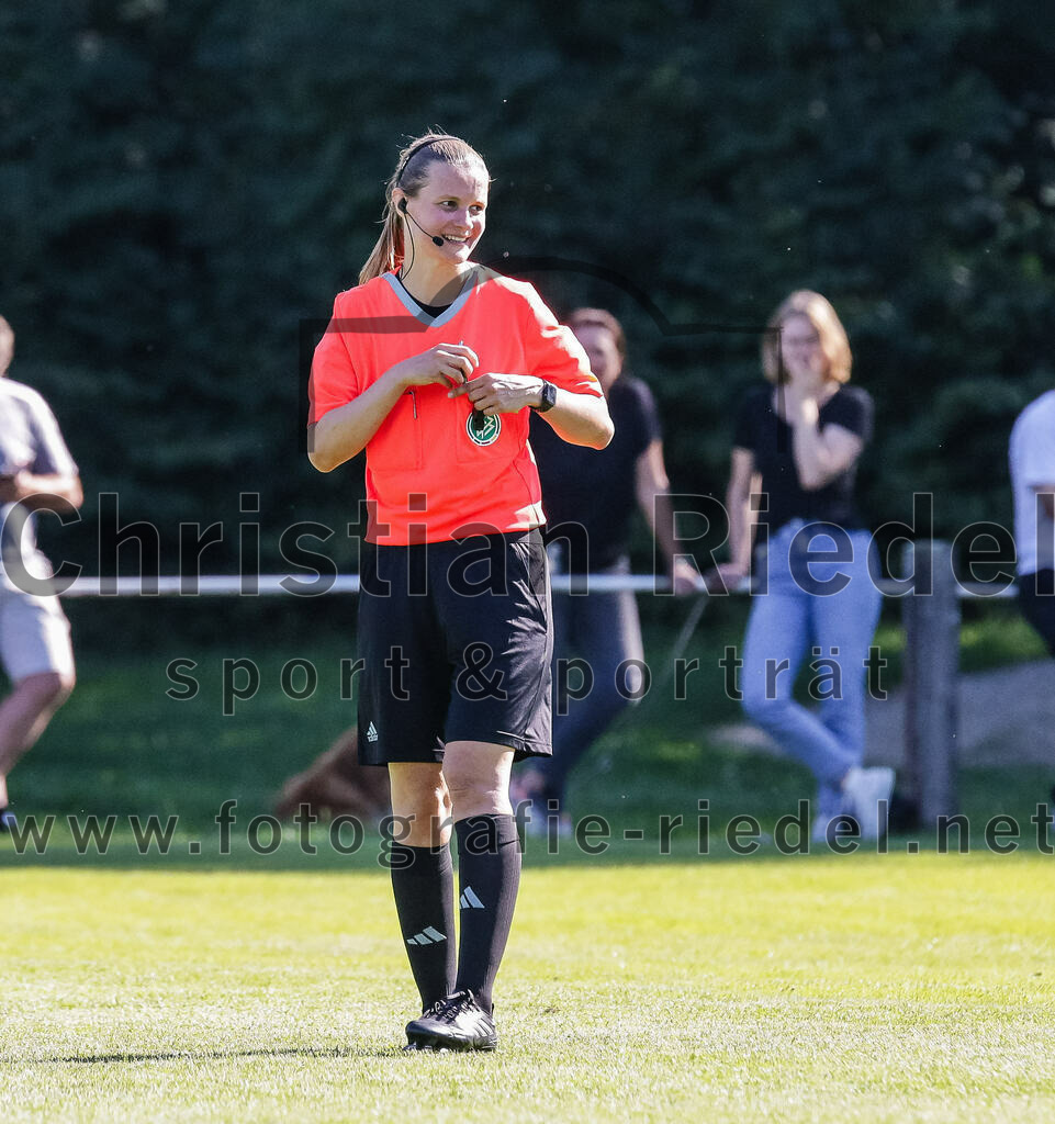 2023-09-16_089_FC_Forstern_gegen_VfL_Sindelfingen_Ladies_I | Forstern, Deutschland, 16.09.2023:
Fußball, B-Juniorinnen-Bundesliga Süd 2023 / 2024, 2. Spieltag, FC Forstern gegen VfL Sindelfingen Ladies I, Endergebnis: 4:1

Schiedsrichterin Lena Krämling

Foto: Christian Riedel / fotografie-riedel.net