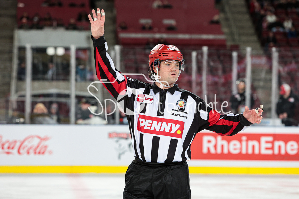 Kölner Haie - Augsburger Panther | Schiedsrichter Roman GOFMAN in Aktion