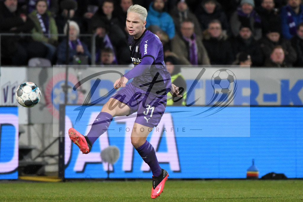 20200129_OSNSVS_0040JPG | Fußball, Herren: Niklas Schmidt (VfL Osnabrück) in Aktion, am Ball, Einzelaktion beim Spiel der 2. Bundesliga zwischen VfL Osnabrück vs. SV Sandhausen am 29.01.2020 im Stadion an der Bremer Brücke in Osnabrück, Deutschland.(Foto von Nico Paetzel) - Realisiert mit Pictrs.com
