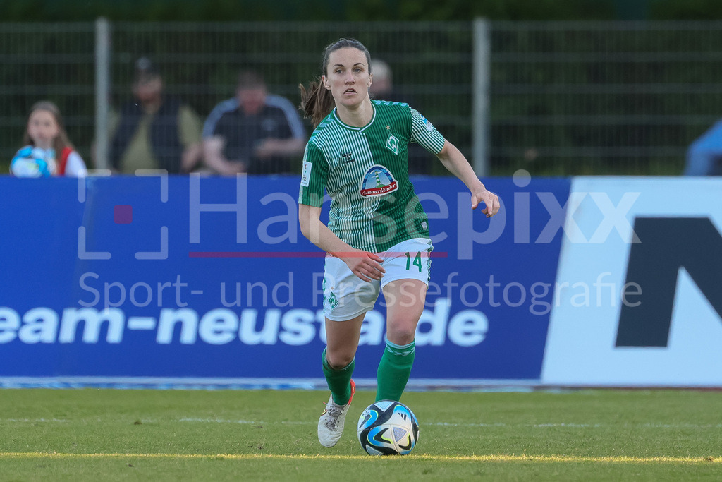 Fussball, Google Pixel Frauen-Bundesliga, SV Werder Bremen - VfL Wolfsburg | v.li.: Michaela Brandenburg (SV Werder Bremen, 14) am Ball, Freisteller, Einzelbild, Ganzkörper, Aktion, Action, Spielszene, DIE DFB-RICHTLINIEN UNTERSAGEN JEGLICHE NUTZUNG VON FOTOS ALS SEQUENZBILDER UND/ODER VIDEOÄHNLICHE FOTOSTRECKEN. DFB REGULATIONS PROHIBIT ANY USE OF PHOTOGRAPHS AS IMAGE SEQUENCES AND/OR QUASI-VIDEO.