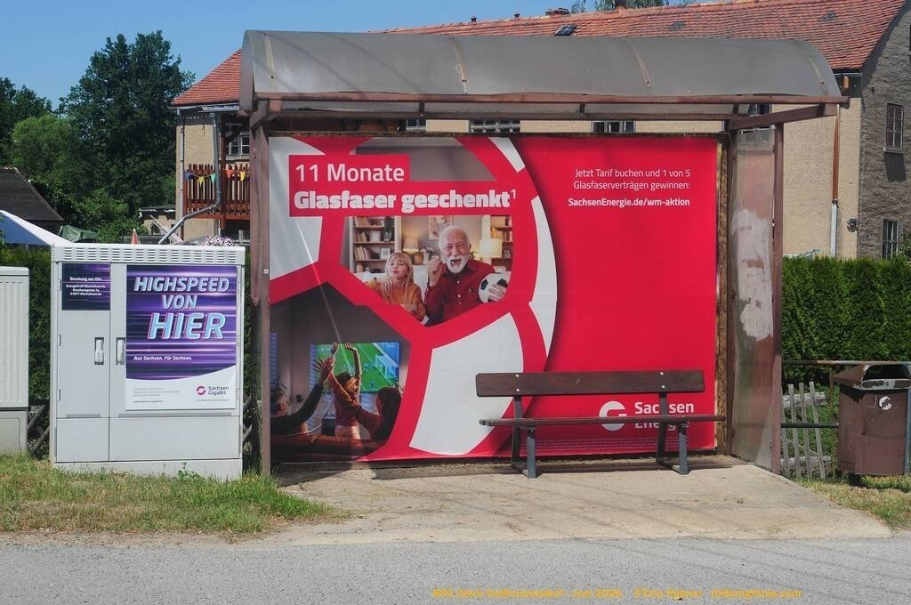 Geißmannsdorf-2026-Ortsbilder-479 | Geißmannsdorf bei Bischofswerda im Sommer 2026. Ein fotografischer Streifzug durch das Dorf Geißmannsdorf, mit Gebäuden, Straßen, Strohpuppen und geschmückten Vorgärten und Grundstücken anlässlich der 800-Jahr-Feier von Geißmannsdorf im Juni 2026 - Realisiert mit Pictrs.com