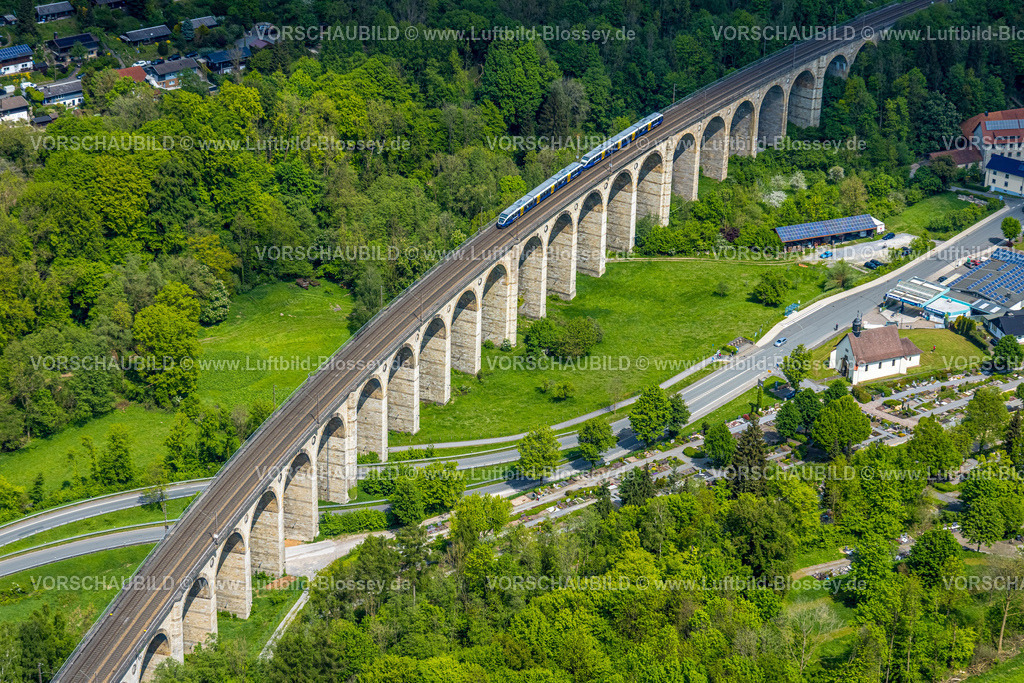 Altenbeken240504496Eisenbahnviadukt | Luftbild, Altenbekener Viadukt, Adenauerstraße, Eisenbahnviadukt Brückenbauwerk, auch Bekeviadukt oder Großer Viadukt genannt, S-Bahn, Friedhof Altenbeken und Kreuzkapelle an der Straße Alter Kirchweg, Altenbeken, Ostwestfalen, Nordrhein-Westfalen, Deutschland