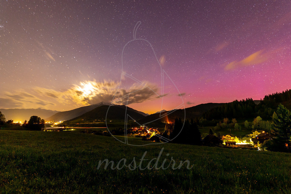 Polarlichter Lungau | Eine einmalige Gelegenheit gabes es heuer im Jahr 2024 europaweit zu sehen. Die Polarlichter. Ich habe im Shop zwei Varianten online gestellt.  - Realisiert mit Pictrs.com