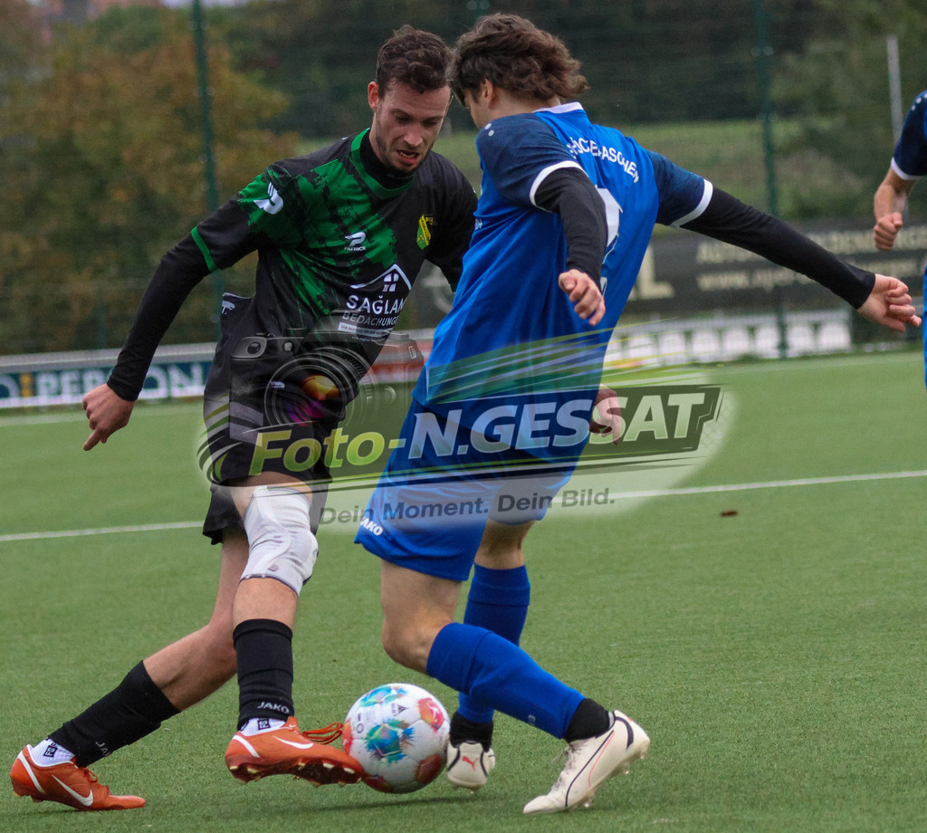SC Enger - TuS Hücker-Aschen | Auf dem Bild zu sehen: schwarz SC Enger: Sebastian Schnittger ; blau TuS Hücker-Aschen: Johannes KannengießerSC Enger, TuS Hücker-Aschen, Saison 26/27, Kreisliga A, Enger, Deutschland - Realisiert mit Pictrs.com