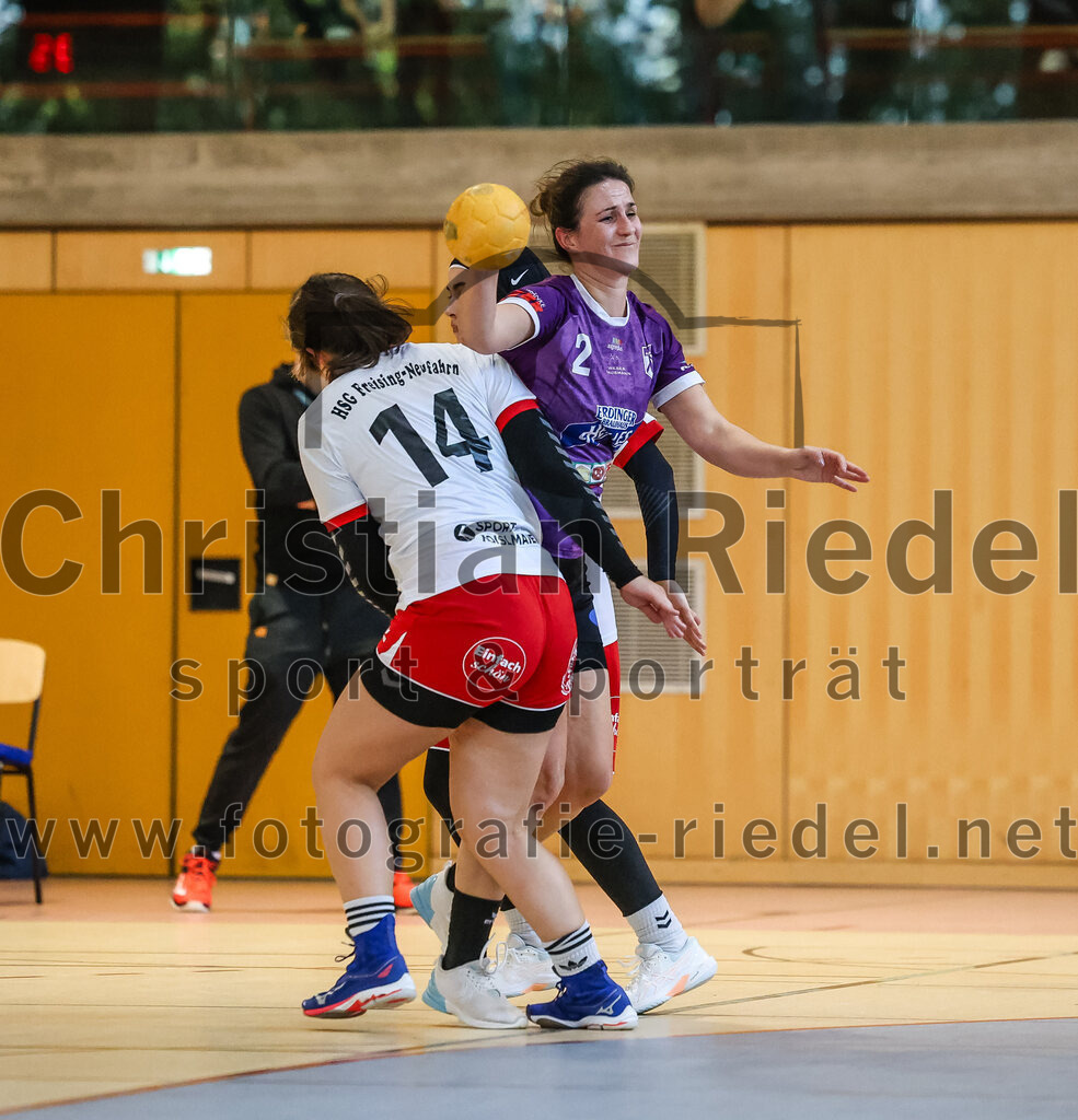 2024-10-13_084_SpVgg_Altenerding_gegen_SC_Freising | Erding, Deutschland, 13.10.2024:Handball, Bezirksoberliga Frauen Altbayern 2024 / 2024, 3. Spieltag, SpVgg Altenerding gegen SC Freising, Endergebnis: 26:35Antonia Koch (HSG Freising-Neufahrn, #14), Janina Konrad (SpVgg Altenerding, #2)Foto: Christian Riedel / fotografie-riedel.net
