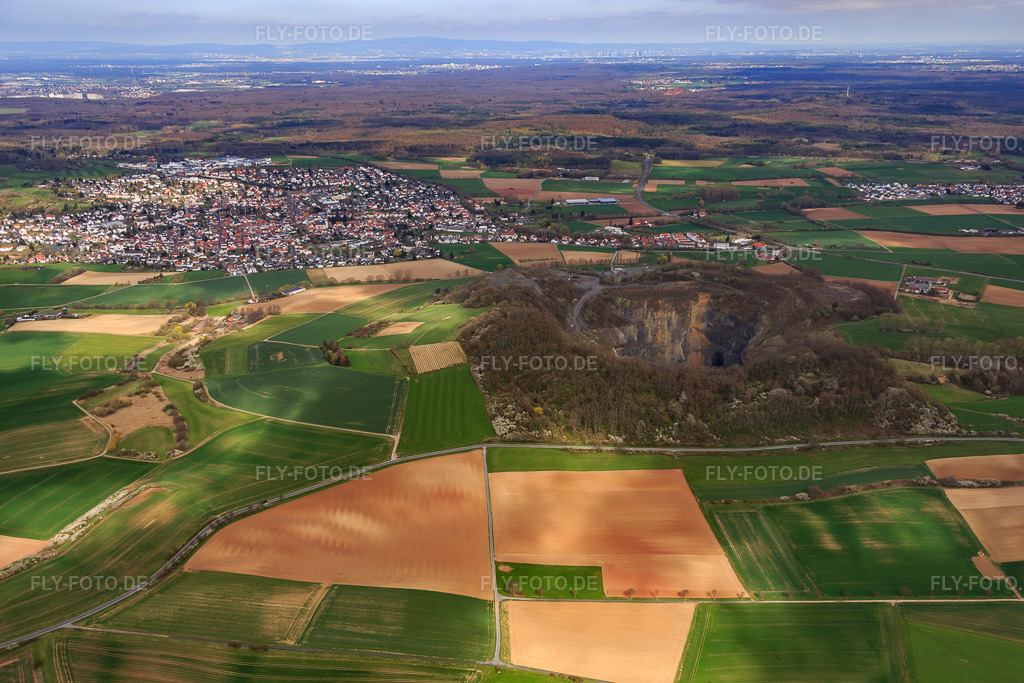 Luftbild: Steinbruch der MHI Naturstein GmbH und Odenwälder Hartstein-Industrie GmbH in Roßdorf im Bundesland Hessen in Deutschland. Foto: IMG_077257.jpg vom 12.04.2015 durch Werner Riehm/FLY-FOTO.deWWW.MHIGRUPPE.DE
