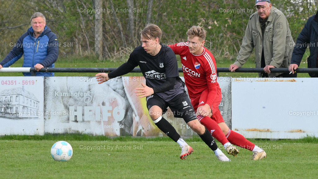 Eckernförder SV (schwarz) vs SpVg Eidertal Molfsee (r ot)  | Leon Apitz (ESV #7) vs Nico Bruns (Molfsee #7) / Fußball-Landesliga Schleswig Männer 2025/2026 / Eckernförder SV (schwarz) vs SpVg Eidertal Molfsee (Rot)  / A-Platz / Eckernförde / 12.04.26 - Realisiert mit Pictrs.com