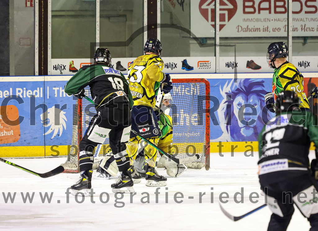 2022-12-16_077_TSV_Erding_gegen_EC_Pfaffenhofen | Erding, Deutschland, 16.12.2022:
Eishockey, Bayernliga 2022 / 2023, 21. Spieltag, TSV Erding gegen EC Pfaffenhofen, Endergebnis: 14:1

Daniel Krzizok (Erding Gladiators, #18), Tim Lohrer (EC Pfaffenhofen, #23), Torwart Hannes Kiefer (EC Pfaffenhofen, #30), Jeremy Eisenhofer (EC Pfaffenhofen, #20)

Foto: Christian Riedel / fotografie-riedel.net