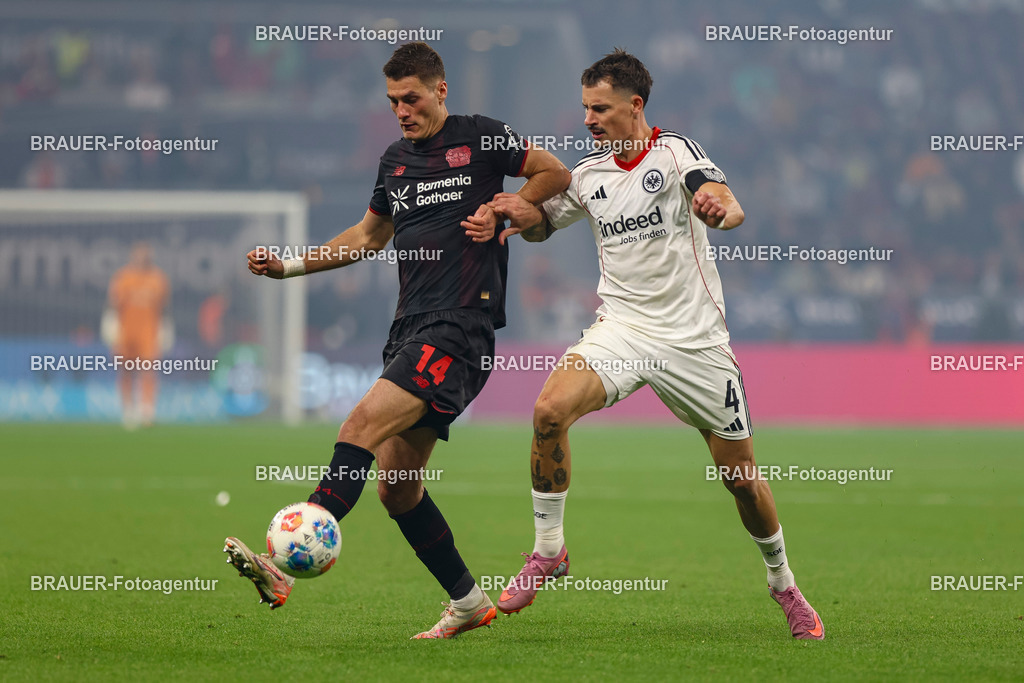 Bayer 04 Leverkusen vs Eintracht Frankfurt - Bundesliga  | Leverkusen, Deutschland, 12.09.25:   Patrick Schick (Bayer 04 Leverkusen) und Robin Koch (Eintracht Frankfurt) im Kampf um den Ball waehrend des Spiels der Bundesliga zwischen  Bayer 04 Leverkusen vs Eintracht Frankfurt in der BayArena(Foto von Brauer-Fotoagentur / Adrian Schlueter)