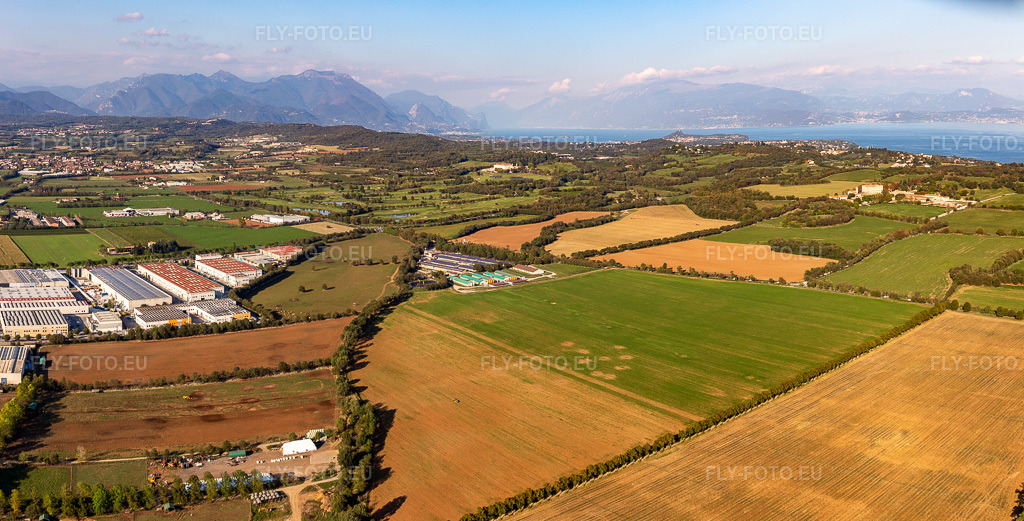 Vue aérienne: Vue de la ville à Bedizzole dans le département Brescia, Italie. Photo: IMG_134960-Pano.jpg prise le 22/09/2022 par Werner Riehm/FLY-FOTO.eu – Résolution de l'original: 6650 x 3381 px
