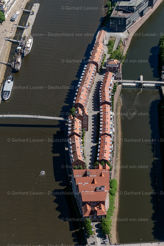 4029682 | BREMEN 01.06.2020 Halbinsel Teerhof zwischen dem Fluss Weser und der Kleinen Weser vor der Altstadt von Bremen. Am nördlichen Ende der Halbinsel, an der Bürgermeister-Smidt-Brücke steht das Museum für moderne Kunst Weserburg in vier Speichergebäuden. Weiterführende Informationen bei: Stadt Bremen,  Stiftung Neues Museum Weserburg. // Teerhof Peninsula between the rivers Weser and Kleine Weser in front of the historic town centre of Bremen in Germany. The Museum of Modern Art Weserbug is located in the North of the isle. Further information at: Stadt Bremen,  Stiftung Neues Museum Weserburg. Foto: Gerhard Launer